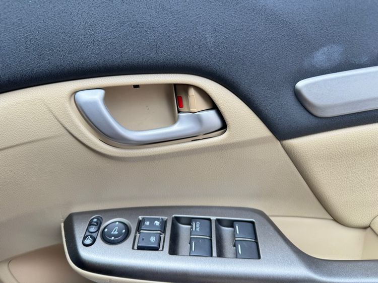 Honda Civic 2013 1.8 E i-VTEC Sedan เบนซิน ไม่ติดแก๊ส เกียร์อัตโนมัติ ขาว รูปที่ 4