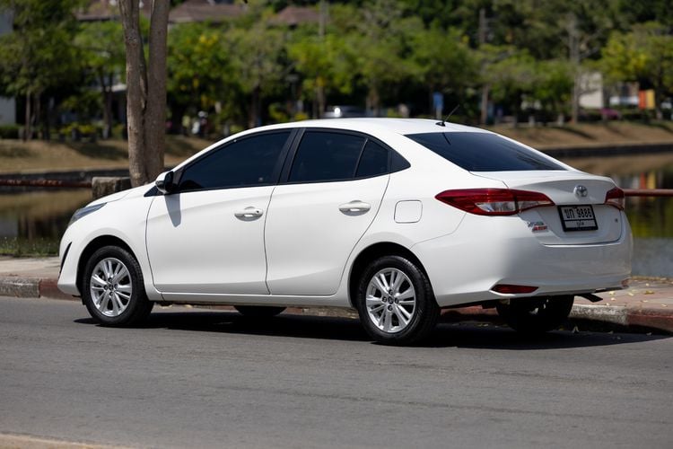 Toyota Yaris ATIV 2018 1.2 Mid Sedan เบนซิน ไม่ติดแก๊ส เกียร์อัตโนมัติ ขาว รูปที่ 2