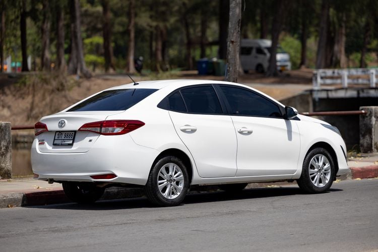 Toyota Yaris ATIV 2018 1.2 Mid Sedan เบนซิน ไม่ติดแก๊ส เกียร์อัตโนมัติ ขาว รูปที่ 4