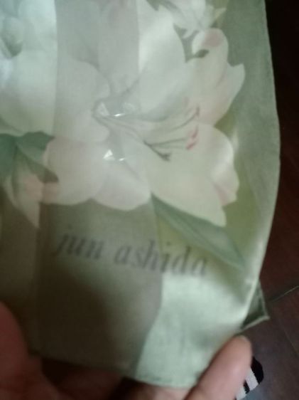 ผ้าพันคอซาตินลายดอกสีควันบุหรี่ jun ashida รูปที่ 3