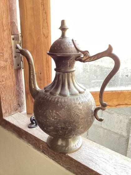 lndia engraved brass coffee pot กาทองเหลืองตอกสลักลาย  งานเก่า made in india รูปที่ 1