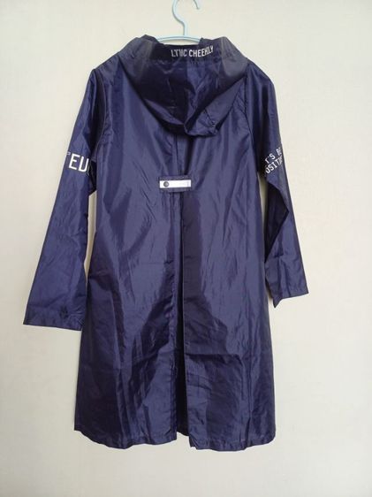 Lovetoxic แบรนด์ญี่ปุ่น 
เสื้อกันฝนสีกรมเข้ม ผ้าโพลีเอสเตอร์ 
ของใหม่พร้อมถุงใส่  รูปที่ 2