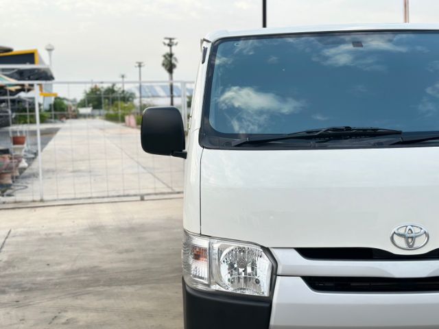 Toyota Hiace 2019 3.0 D4D Utility-car ดีเซล ไม่ติดแก๊ส เกียร์ธรรมดา ขาว รูปที่ 4