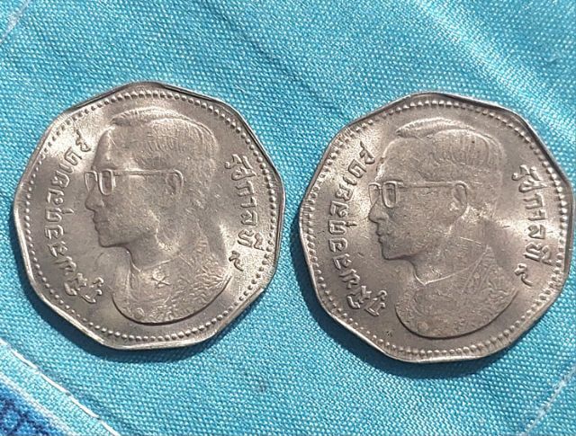 เหรียญไทย เหรียญกษาปณ์ชนิดราคา 5 บาท เก้าเหลี่ยม ผลิตออกใช้ปี 2515 สภาพใม่ผ่านใช้ 