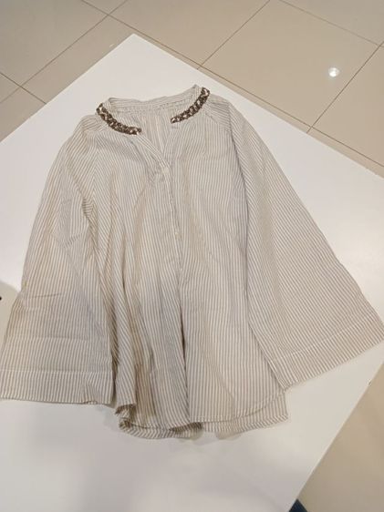 ELLE long sleeve blouse เสื้อเบล้าส์คอวี อก 38 ยาว 23 แขนยาว 22 นิ้วจากไหล่ ช่วงคอตกแต่งด้วยลูกปัดเล็กๆแขนยาวแบบปล่อย มีน้ำตาลอ่อนสีลับขาว รูปที่ 12