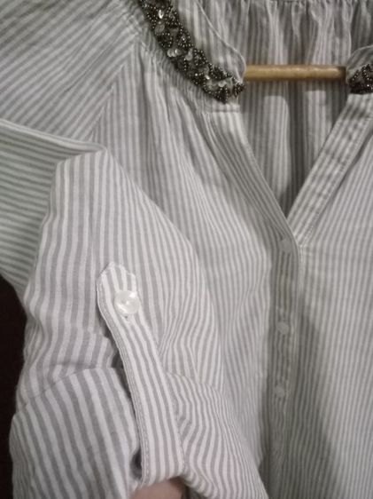 ELLE long sleeve blouse เสื้อเบล้าส์คอวี อก 38 ยาว 23 แขนยาว 22 นิ้วจากไหล่ ช่วงคอตกแต่งด้วยลูกปัดเล็กๆแขนยาวแบบปล่อย มีน้ำตาลอ่อนสีลับขาว รูปที่ 8