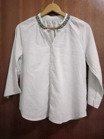 ELLE long sleeve blouse เสื้อเบล้าส์คอวี อก 38 ยาว 23 แขนยาว 22 นิ้วจากไหล่ ช่วงคอตกแต่งด้วยลูกปัดเล็กๆแขนยาวแบบปล่อย มีน้ำตาลอ่อนสีลับขาว รูปที่ 3