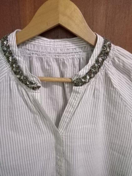 ELLE long sleeve blouse เสื้อเบล้าส์คอวี อก 38 ยาว 23 แขนยาว 22 นิ้วจากไหล่ ช่วงคอตกแต่งด้วยลูกปัดเล็กๆแขนยาวแบบปล่อย มีน้ำตาลอ่อนสีลับขาว รูปที่ 4
