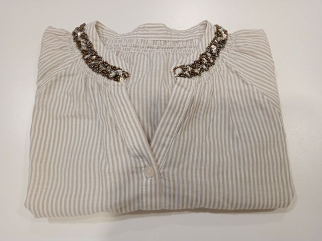 ELLE long sleeve blouse เสื้อเบล้าส์คอวี อก 38 ยาว 23 แขนยาว 22 นิ้วจากไหล่ ช่วงคอตกแต่งด้วยลูกปัดเล็กๆแขนยาวแบบปล่อย มีน้ำตาลอ่อนสีลับขาว รูปที่ 11