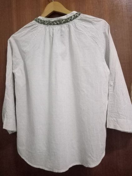 ELLE long sleeve blouse เสื้อเบล้าส์คอวี อก 38 ยาว 23 แขนยาว 22 นิ้วจากไหล่ ช่วงคอตกแต่งด้วยลูกปัดเล็กๆแขนยาวแบบปล่อย มีน้ำตาลอ่อนสีลับขาว รูปที่ 9