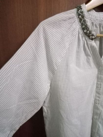 ELLE long sleeve blouse เสื้อเบล้าส์คอวี อก 38 ยาว 23 แขนยาว 22 นิ้วจากไหล่ ช่วงคอตกแต่งด้วยลูกปัดเล็กๆแขนยาวแบบปล่อย มีน้ำตาลอ่อนสีลับขาว รูปที่ 2