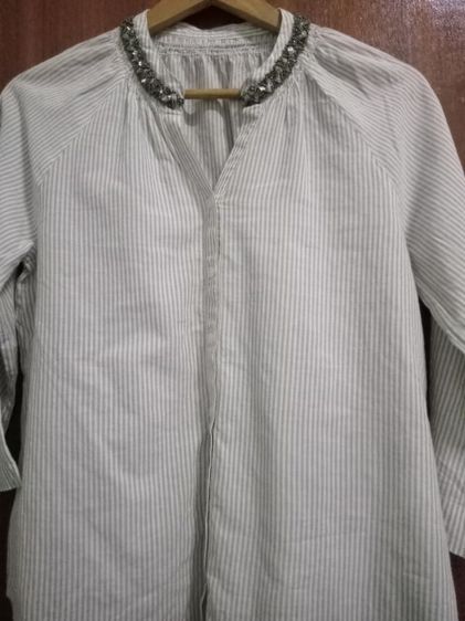 ELLE long sleeve blouse เสื้อเบล้าส์คอวี อก 38 ยาว 23 แขนยาว 22 นิ้วจากไหล่ ช่วงคอตกแต่งด้วยลูกปัดเล็กๆแขนยาวแบบปล่อย มีน้ำตาลอ่อนสีลับขาว รูปที่ 10