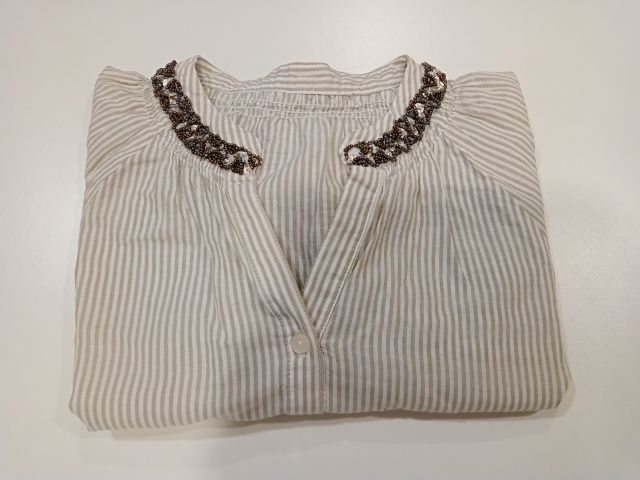 ELLE long sleeve blouse เสื้อเบล้าส์คอวี อก 38 ยาว 23 แขนยาว 22 นิ้วจากไหล่ ช่วงคอตกแต่งด้วยลูกปัดเล็กๆแขนยาวแบบปล่อย มีน้ำตาลอ่อนสีลับขาว รูปที่ 14
