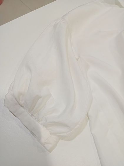 E hyphen world gallery PEACE เสื้อผู้หญิงคอปก แขนพอง สีขาวoff white ป้ายระบุ size F  อก 40 ยาว 20 แขน 10 ไหล่กว้าง 8 นิ้ว  สภาพดีมาก ใส่สบาย รูปที่ 2