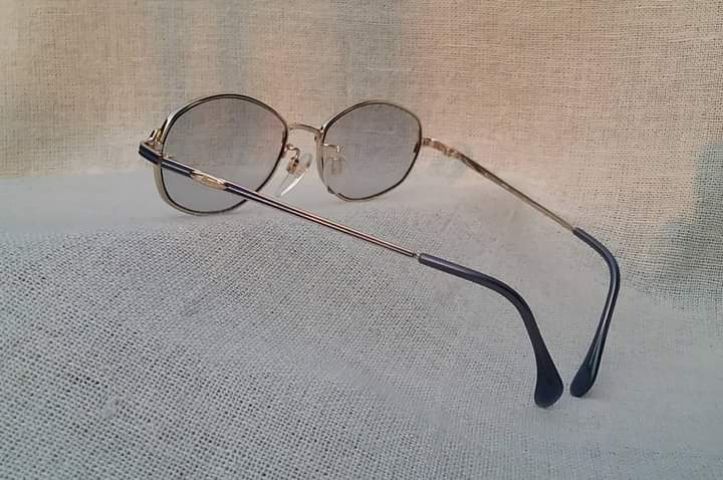 แว่นตาออสเตรียแฮนด์คราฟท์ SILHOUETTE 'ซิลูเอตต์' กรอบไทเทเนียมบริสุทธิ์สีทอง ขลิบสีฟ้าคอร์นฟลาวเวอร์  เลนส์ออโต้ โฟโตโครมิก โพลีคาร์บอเนต สีเทา–สว่าง...Authentic Vintage SILHOUETTE handcrafted in Japan
 รูปที่ 2
