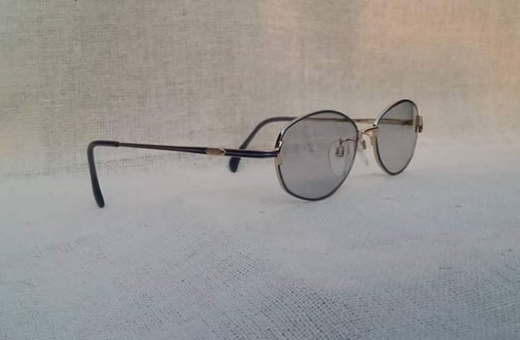 แว่นตาออสเตรียแฮนด์คราฟท์ SILHOUETTE 'ซิลูเอตต์' กรอบไทเทเนียมบริสุทธิ์สีทอง ขลิบสีฟ้าคอร์นฟลาวเวอร์  เลนส์ออโต้ โฟโตโครมิก โพลีคาร์บอเนต สีเทา–สว่าง...Authentic Vintage SILHOUETTE handcrafted in Japan
