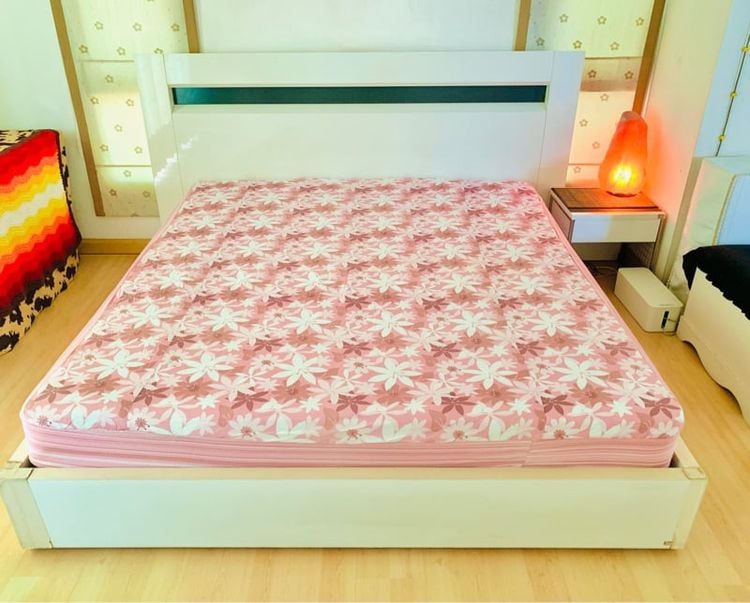 ผ้าปูที่นอนรัดมุม (แบบหนา) ขนาด 5.5-6ฟุต สีชมพูลายดอก มือสองขายตามสภาพ สินค้าญี่ปุ่น-เกาหลีแท้