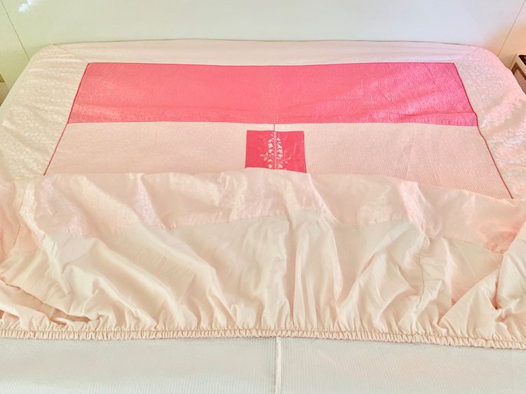 ผ้าปูที่นอนรัดมุม (แบบหนา) ขนาด 6ฟุต ผ้าแพรสีชมพูทูโทนปักลายดอก (สินค้าหายาก) มือสองสภาพดี สินค้าญี่ปุ่น-เกาหลีแท้ รูปที่ 10