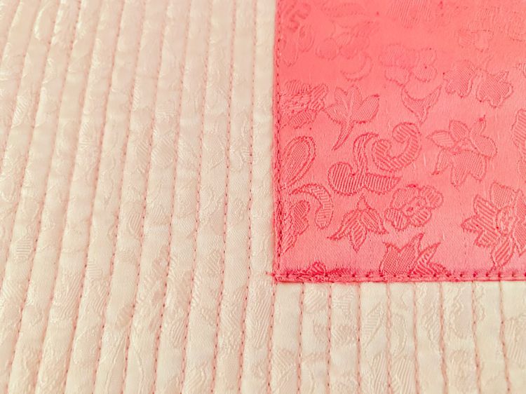 ผ้าปูที่นอนรัดมุม (แบบหนา) ขนาด 6ฟุต ผ้าแพรสีชมพูทูโทนปักลายดอก (สินค้าหายาก) มือสองสภาพดี สินค้าญี่ปุ่น-เกาหลีแท้ รูปที่ 6