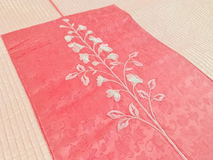 ผ้าปูที่นอนรัดมุม (แบบหนา) ขนาด 6ฟุต ผ้าแพรสีชมพูทูโทนปักลายดอก (สินค้าหายาก) มือสองสภาพดี สินค้าญี่ปุ่น-เกาหลีแท้ รูปที่ 4