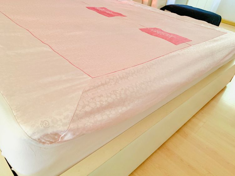 ผ้าปูที่นอนรัดมุม (แบบหนา) ขนาด 6ฟุต ผ้าแพรสีชมพูทูโทนปักลายดอก (สินค้าหายาก) มือสองสภาพดี สินค้าญี่ปุ่น-เกาหลีแท้ รูปที่ 8