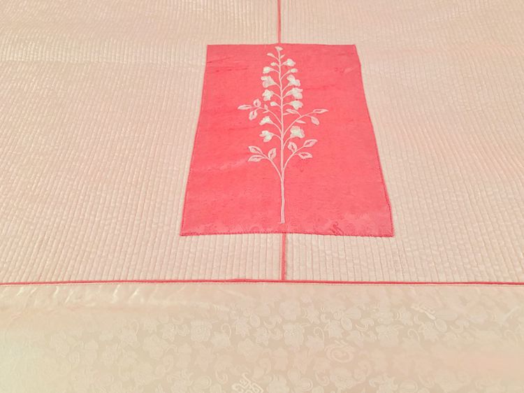 ผ้าปูที่นอนรัดมุม (แบบหนา) ขนาด 6ฟุต ผ้าแพรสีชมพูทูโทนปักลายดอก (สินค้าหายาก) มือสองสภาพดี สินค้าญี่ปุ่น-เกาหลีแท้ รูปที่ 7