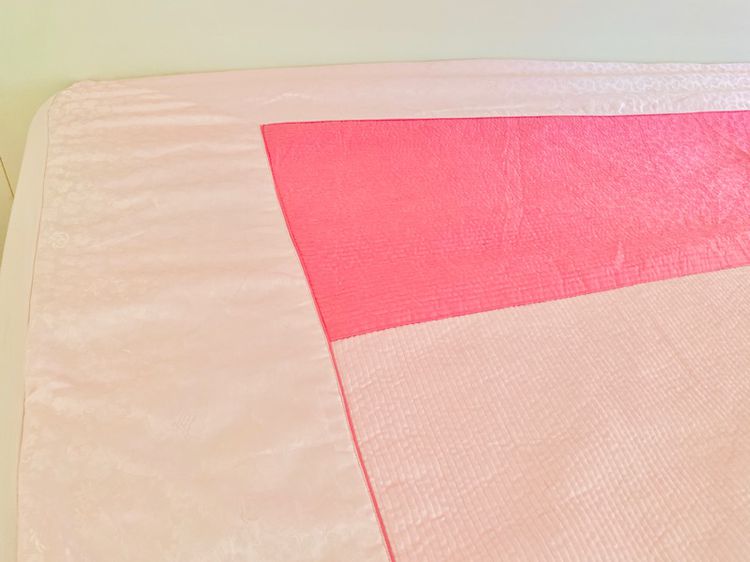 ผ้าปูที่นอนรัดมุม (แบบหนา) ขนาด 6ฟุต ผ้าแพรสีชมพูทูโทนปักลายดอก (สินค้าหายาก) มือสองสภาพดี สินค้าญี่ปุ่น-เกาหลีแท้ รูปที่ 3