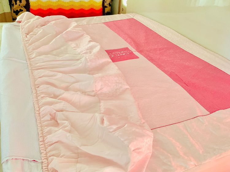 ผ้าปูที่นอนรัดมุม (แบบหนา) ขนาด 6ฟุต ผ้าแพรสีชมพูทูโทนปักลายดอก (สินค้าหายาก) มือสองสภาพดี สินค้าญี่ปุ่น-เกาหลีแท้ รูปที่ 11
