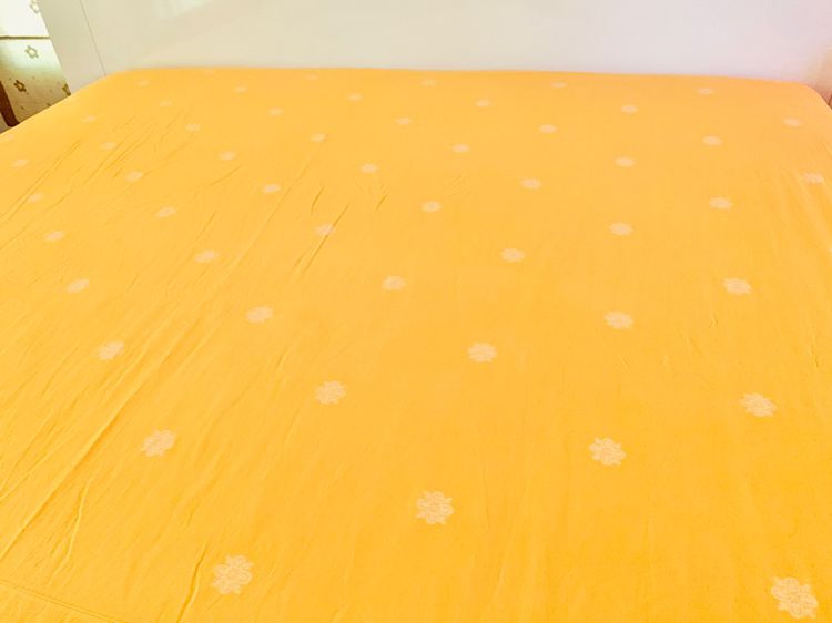 ผ้าปูที่นอนรัดมุม (แบบหนา) ขนาด 6ฟุต สีเหลืองลายวินเทจ ด้านล่างปักลาย Meriqueen มือสองขายตามสภาพ สินค้าญี่ปุ่น-เกาหลีแท้ รูปที่ 2