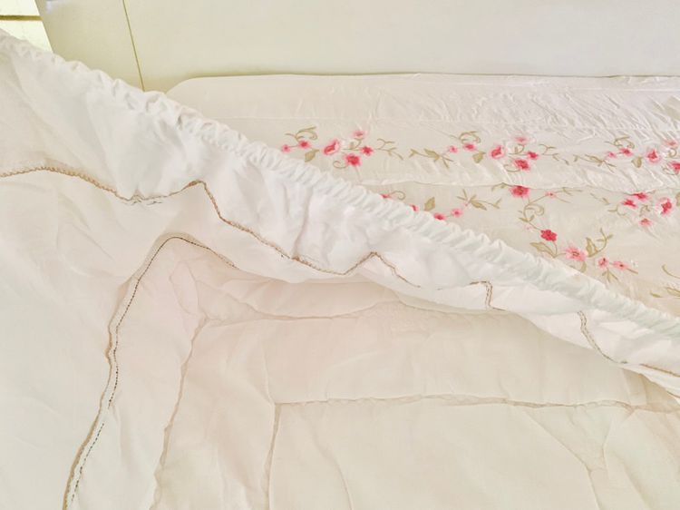 ผ้าปูที่นอนรัดมุม (แบบหนา) ขนาด 6-6.5ฟุต สีขาวปักลายดอกวินเทจสีชมพูทั้งผืน ด้านบนมีระบาย สไตล์วินเทจ มือสองขายตามสภาพ สินค้าเกาหลีแท้ รูปที่ 7