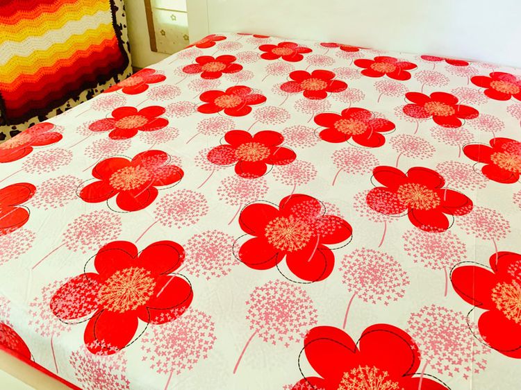 ผ้าปูที่นอนรัดมุม (แบบหนา) ขนาด 6-6.5ฟุต สีขาวลายดอกวินเทจสีแดง (สภาพใหม่) มือสองสภาพดี สินค้าญี่ปุ่น-เกาหลีแท้ รูปที่ 2