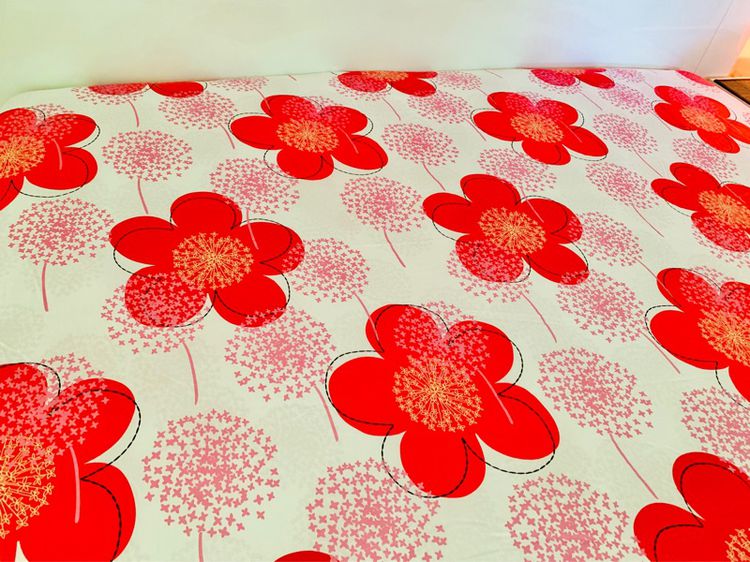 ผ้าปูที่นอนรัดมุม (แบบหนา) ขนาด 6-6.5ฟุต สีขาวลายดอกวินเทจสีแดง (สภาพใหม่) มือสองสภาพดี สินค้าญี่ปุ่น-เกาหลีแท้ รูปที่ 4