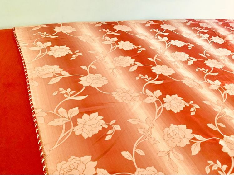 ผ้าปูที่นอนรัดมุม (แบบหนา) ขนาด 6.5-7ฟุต ผ้าทอลายสีน้ำตาลทองทอลายดอกขอบกำมะหยี่สีส้มอิฐ (สภาพใหม่) มือสองสภาพดี สินค้าญี่ปุ่น-เกาหลีแท้ รูปที่ 2