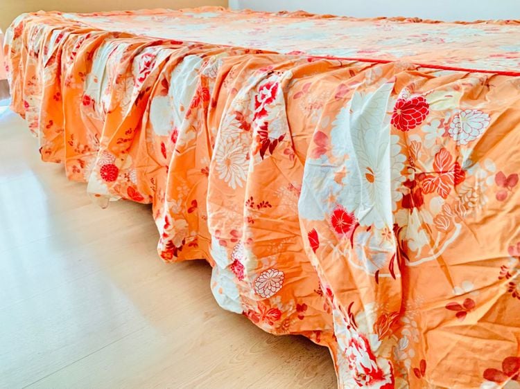ผ้าคลุมเตียง (กระโปรงเตียง) หรือผ้าปูโต๊ะ-คลุมเฟอร์นิเจอร์ ขนาด 2.5-3ฟุต สีส้มลายดอก มีระบายรอบด้าน มือสองขายตามสภาพ สินค้าญี่ปุ่น-เกาหลีแท้ รูปที่ 6