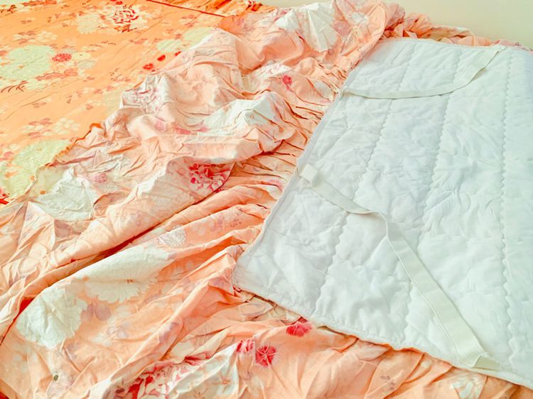 ผ้าคลุมเตียง (กระโปรงเตียง) หรือผ้าปูโต๊ะ-คลุมเฟอร์นิเจอร์ ขนาด 2.5-3ฟุต สีส้มลายดอก มีระบายรอบด้าน มือสองขายตามสภาพ สินค้าญี่ปุ่น-เกาหลีแท้ รูปที่ 8