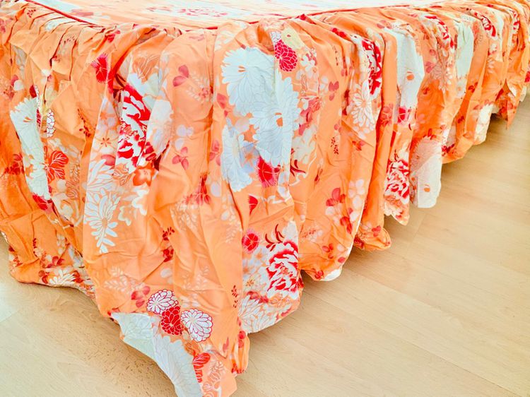 ผ้าคลุมเตียง (กระโปรงเตียง) หรือผ้าปูโต๊ะ-คลุมเฟอร์นิเจอร์ ขนาด 2.5-3ฟุต สีส้มลายดอก มีระบายรอบด้าน มือสองขายตามสภาพ สินค้าญี่ปุ่น-เกาหลีแท้ รูปที่ 4