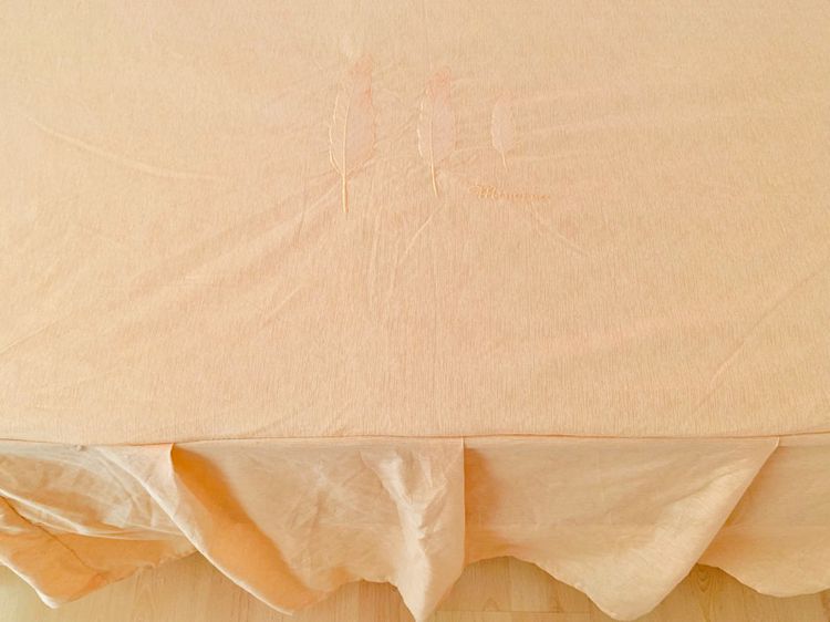 ผ้าคลุมเตียง (กระโปรงเตียง) หรือผ้าปูที่นอน (แบบหนา) ขนาด 5.5-6ฟุต เอิร์ธโทนสีน้ำตาล ด้านล่างปักลาย Minerva (สภาพใหม่) มือสองสภาพดี รูปที่ 6