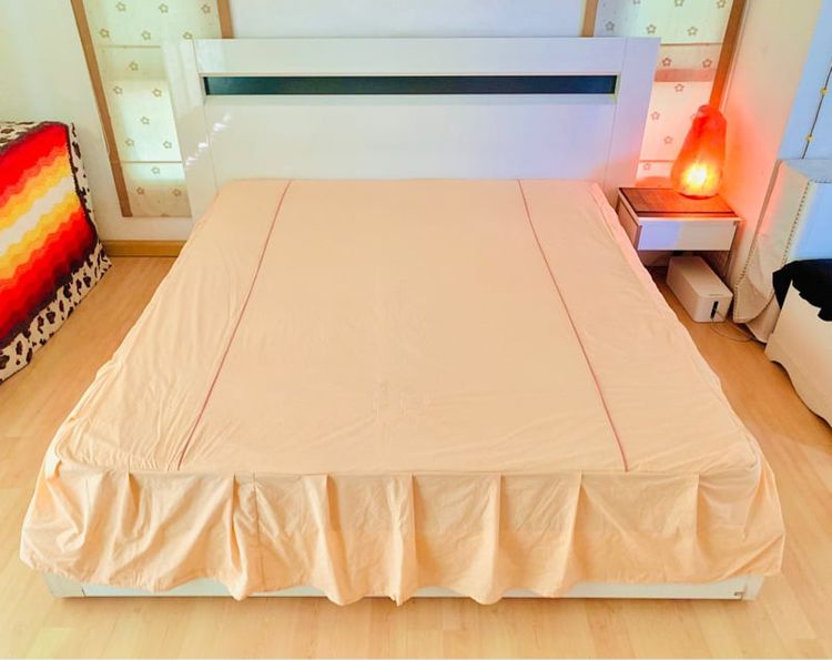 ผ้าคลุมเตียง (กระโปรงเตียง) หรือผ้าปูที่นอน (แบบหนา) ขนาด 5.5-6ฟุต เอิร์ธโทนสีน้ำตาล ด้านล่างปักลาย Minerva (สภาพใหม่) มือสองสภาพดี รูปที่ 1