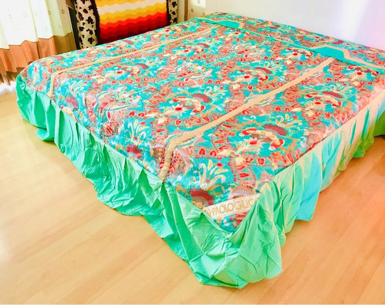 ผ้าคลุมเตียง (กระโปรงเตียง) หรือผ้าปูที่นอน (ผืนใหญ่มาก) ขนาด 6.5-7ฟุต สีเขียวลายวินเทจ ด้านบนมีระบาย ยี่ห้อ PAOLO GUCCI (ใหม่) เกาหลีแท้ รูปที่ 9