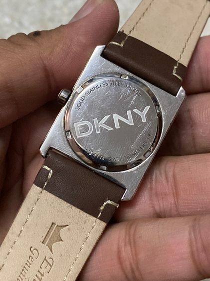 นาฬิกายี่ห้อ DKNY  ของแท้มือสอง  สายหนังเปลี่ยนใหม่ บอกเวลาแปลก  1000฿ รูปที่ 3