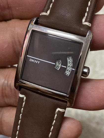 นาฬิกายี่ห้อ DKNY  ของแท้มือสอง  สายหนังเปลี่ยนใหม่ บอกเวลาแปลก  1000฿ รูปที่ 2