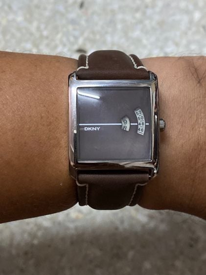 นาฬิกายี่ห้อ DKNY  ของแท้มือสอง  สายหนังเปลี่ยนใหม่ บอกเวลาแปลก  1000฿ รูปที่ 7