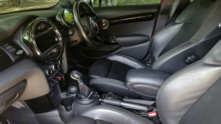 Mini COOPER 5 DOOR HATCH 2015 2.0 S Sedan เบนซิน ไม่ติดแก๊ส เกียร์อัตโนมัติ แดง รูปที่ 3