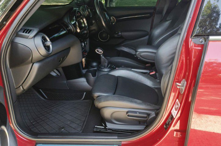 Mini COOPER 5 DOOR HATCH 2015 2.0 S Sedan เบนซิน ไม่ติดแก๊ส เกียร์อัตโนมัติ แดง รูปที่ 4