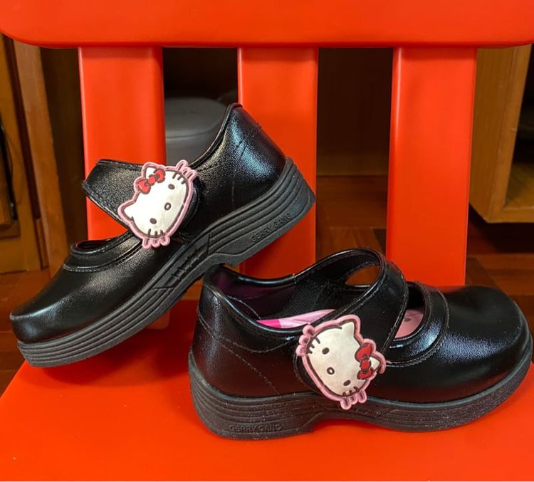 รองเท้านักเรียนหญิง Sanrio Hello Kitty ลิขสิทธิ์แท้  แบบแปะตีนตุ๊กแก