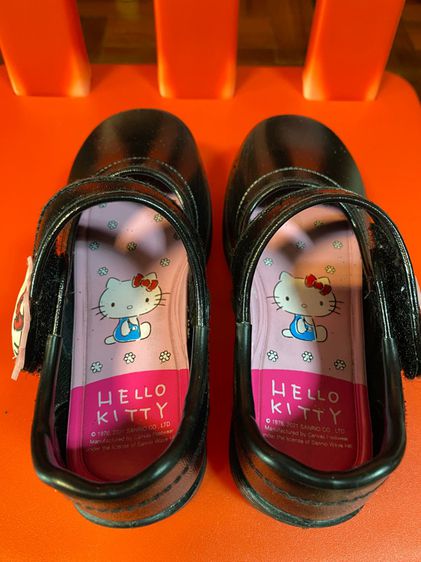 รองเท้านักเรียนหญิง Sanrio Hello Kitty ลิขสิทธิ์แท้  แบบแปะตีนตุ๊กแก รูปที่ 7