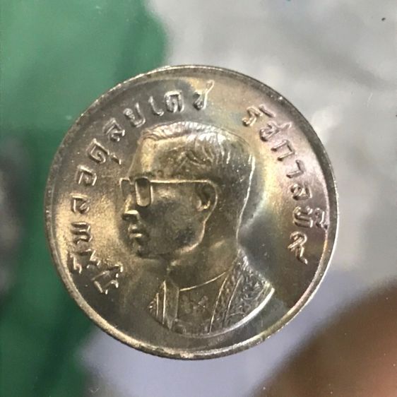 เหรียญ 1 บาทพญาครุฑ ปี 2517 แท้ ครุฑชัดสภาพ UNC ไม่ผ่านการใช้งาน น้ำทองเข้มๆ เหรียญตามรูปพร้อมตลับ  รับประกันแท้ ผิวสวยมาก รูปที่ 4