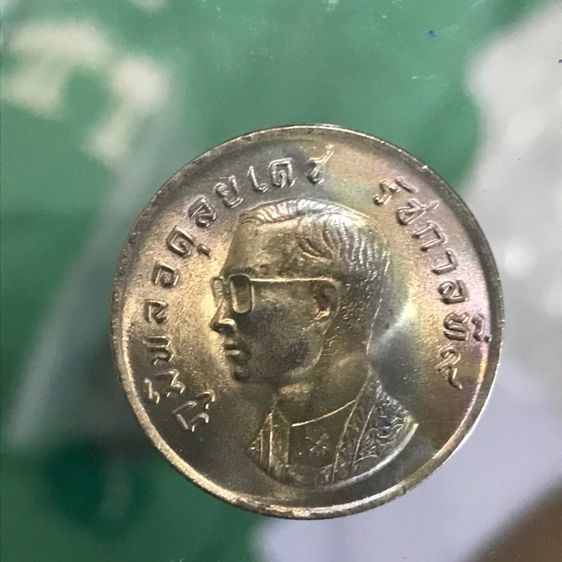 เหรียญ 1 บาทพญาครุฑ ปี 2517 แท้ ครุฑชัดสภาพ UNC ไม่ผ่านการใช้งาน น้ำทองเข้มๆ เหรียญตามรูปพร้อมตลับ  รับประกันแท้ ผิวสวยมาก รูปที่ 2