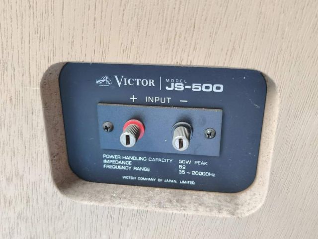 Sale3900บาท VICTOR JS-500 มือสองจากญี่ปุ่น 
power Handling capacity : 50 watts. 
Impedance : 8 Ohms. 
ขนาดวูฟเฟอร์ 10 นิ้ว ทวิสเตอร์ 2 นิ้ว รูปที่ 18