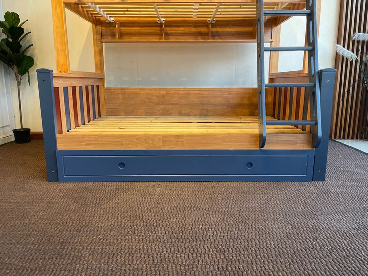 เตียงไม้สนประสาน 2 ชั้น ด้านล่างมีลิ้นชักเก็บของสีน้ำเงิน รูปที่ 15